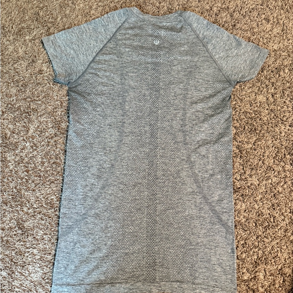 Lululemon Slate/White Swiftly Tech Short Sleeve Hip Length Size 6